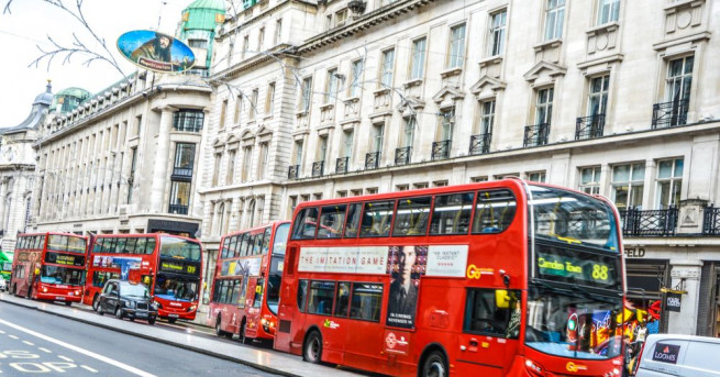 Двуетажен автобус се блъсна в сграда в южен Лондон при
