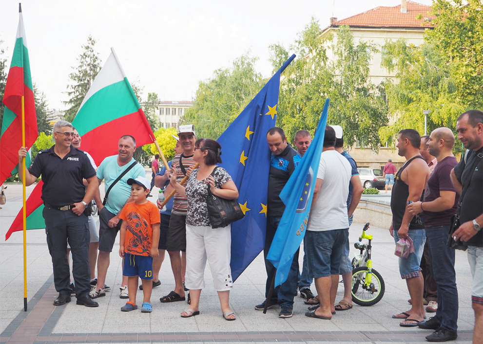Полицаите развяха трибагреници и европейско знаме на протеста си