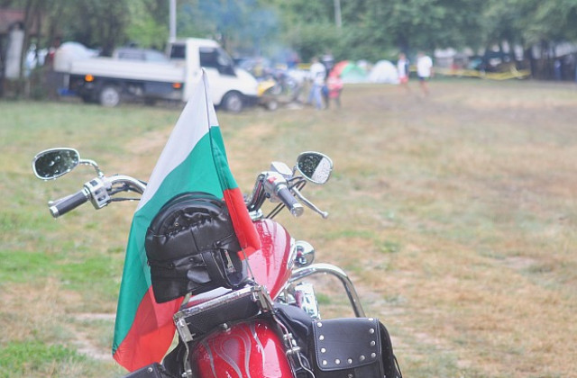 Мотористи помагат на фондация „Искам бебе“ на 15-ия мото събор край Разград