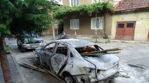 Кола изгоря напълно след челен сблъсък на пътя между село