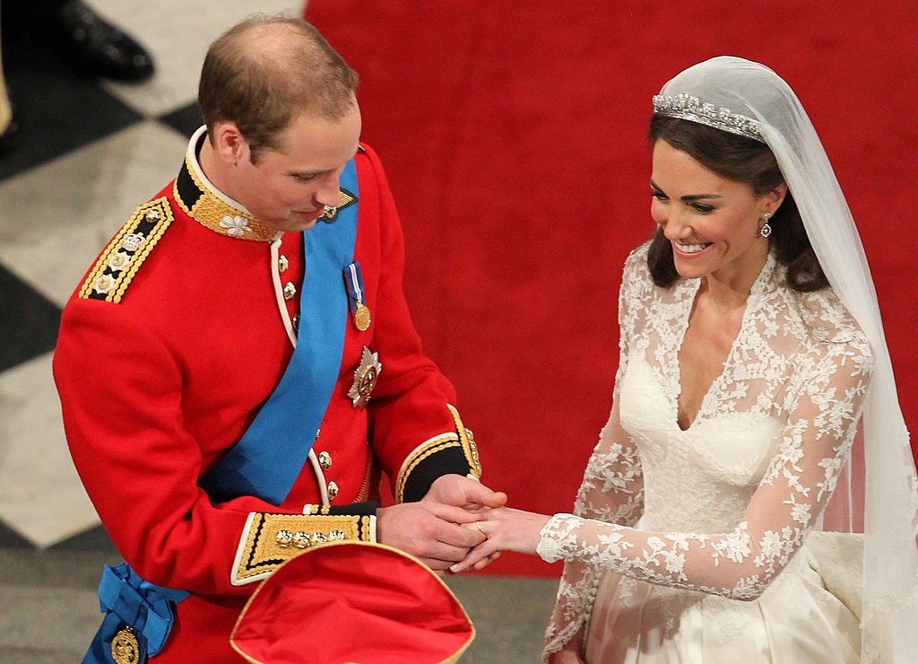 По традиция кралските булки носят халки от уелско злато, собственост на семейството и Кейт не е изключение.