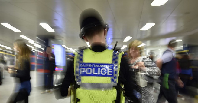 Влак от лондонското метро бе обхванат от пламъци в движение