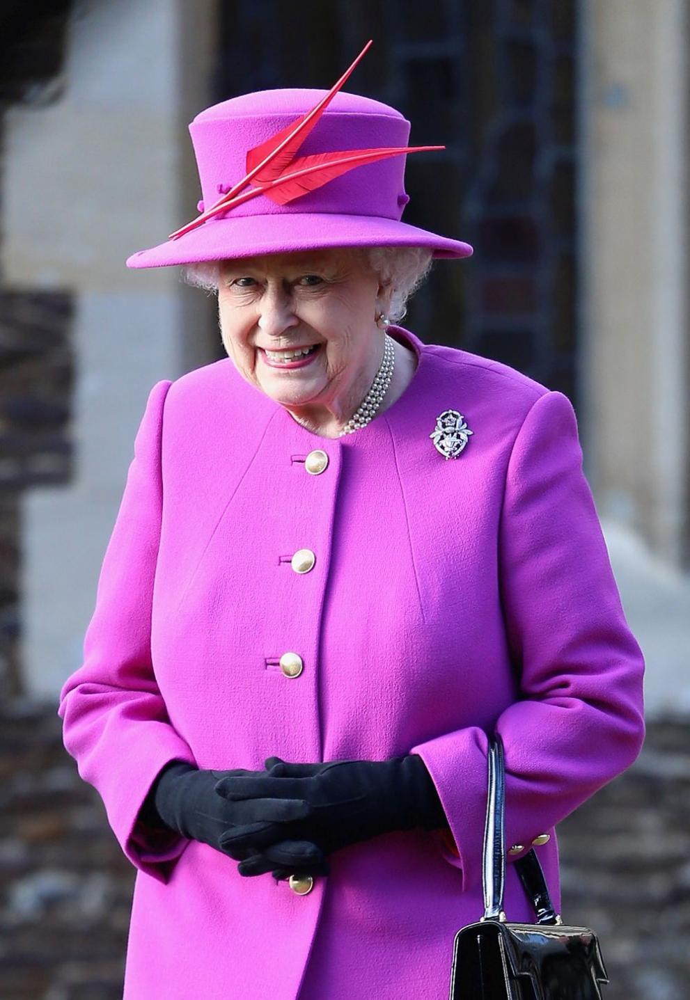  Британската кралица постоянно се повява с ярки тоалети, мака да се придържа към закостенял жанр на обличане. 