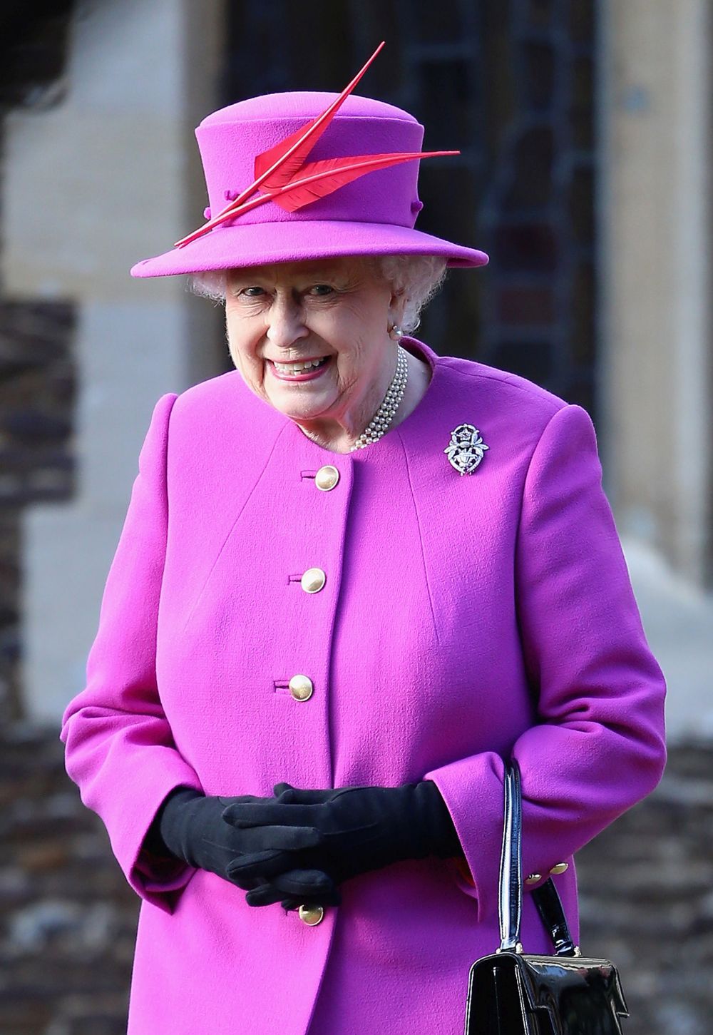 Британската кралица често се повява с ярки тоалети, мака да се придържа към консервативен стил на обличане.