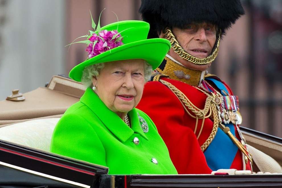  Британската кралица постоянно се повява с ярки тоалети, мака да се придържа към закостенял жанр на обличане. 
