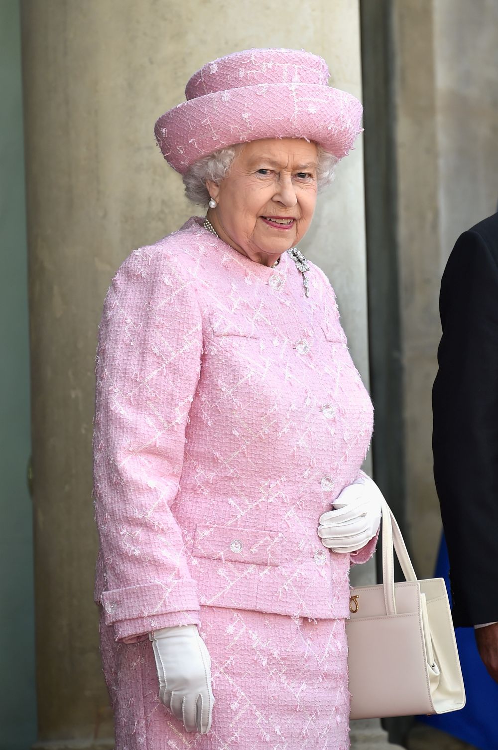Британската кралица често се повява с ярки тоалети, мака да се придържа към консервативен стил на обличане.