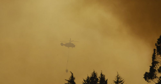 Хеликоптер, участващ в потушаването на пожар в Северна Португалия, се