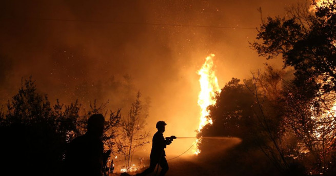 Няколко хиляди души са евакуирани от ваканционния остров Каламос разположен