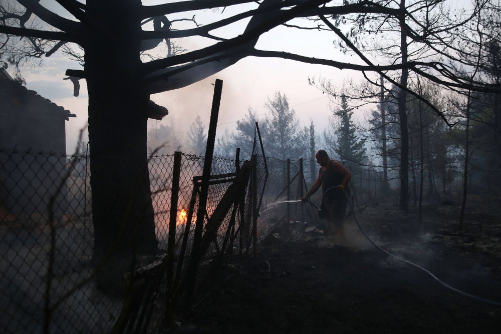Пожарът, който бушува в гористите местности, е изключително труден за овладяване
