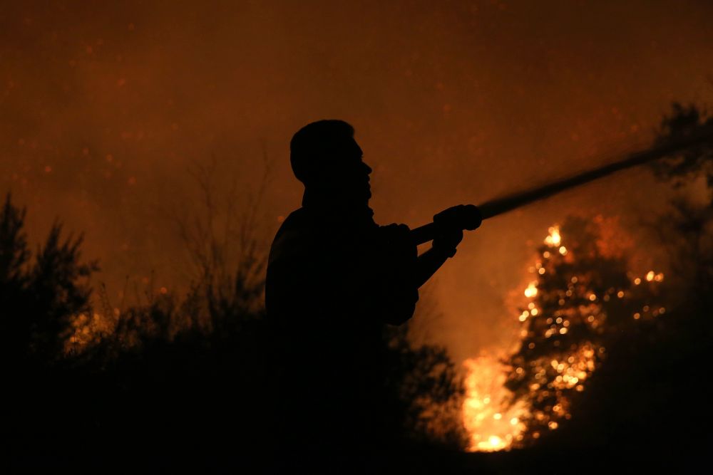 Пожарът, който бушува в гористите местности, е изключително труден за овладяване