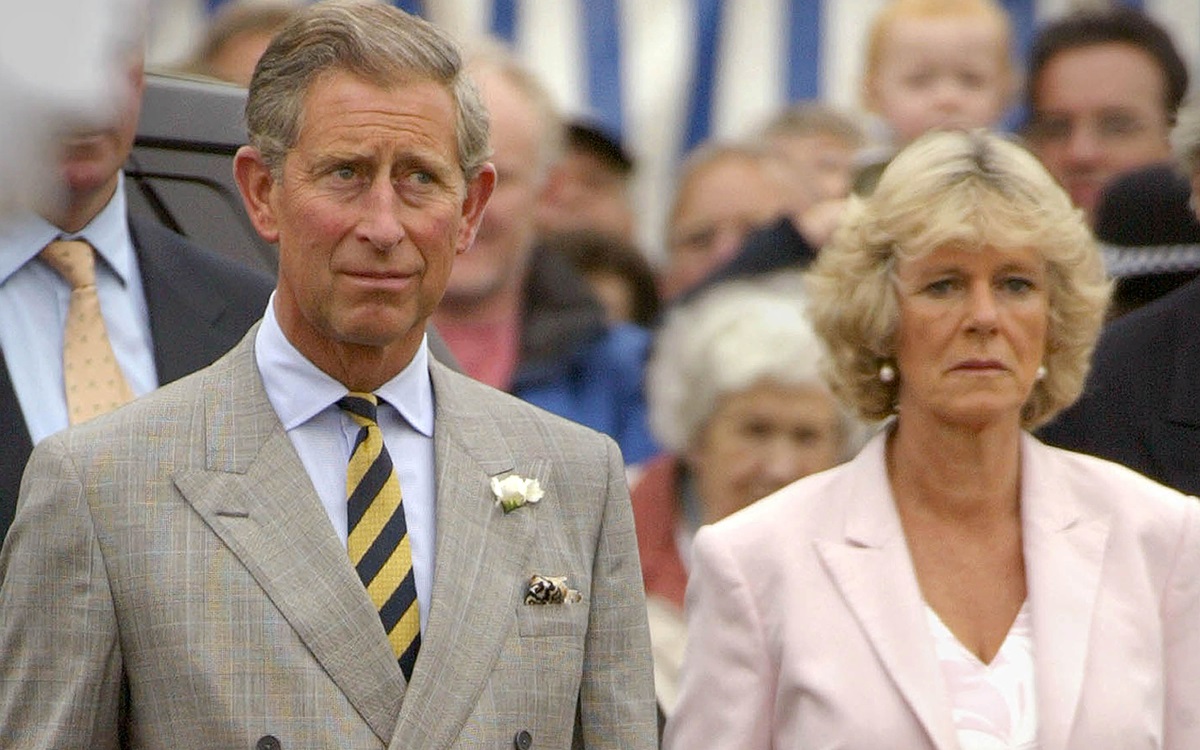 <p><strong>Принц Чарлз и Камила, херцогиня на Кормуол</strong></p>

<p>Предполага се, че двамата са имали връзка още от 1970 г. Тяхната сватба е през 2005 г.</p>