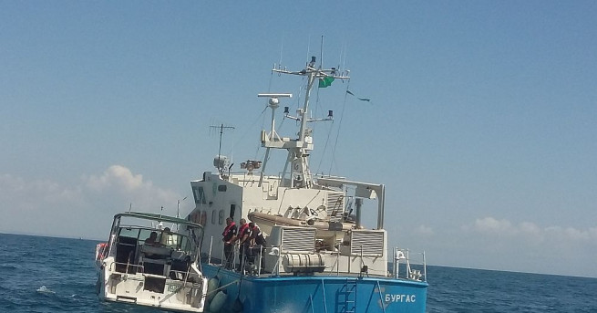 Граничен полицейски кораб спаси двама румънски граждани, бедстващи на яхта