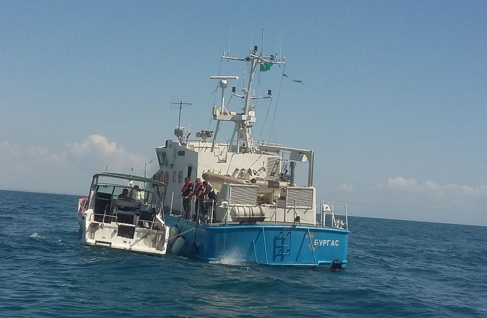 Граничен полицейски кораб спаси двама румънски граждани, бедстващи на яхта близо до Каварна