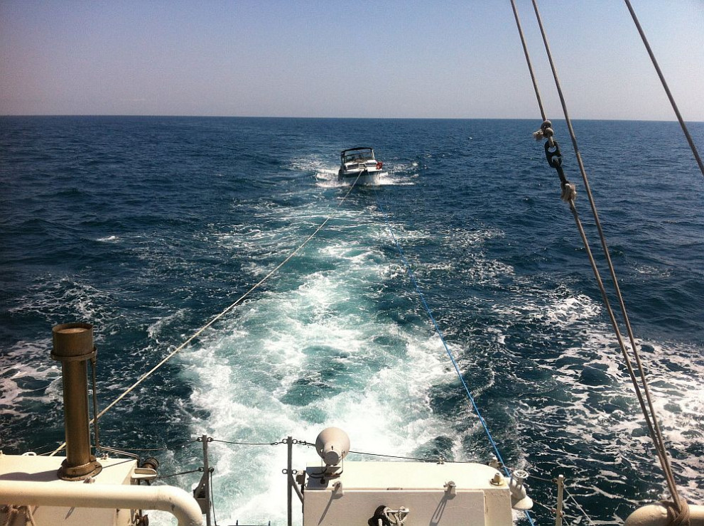  Граничен полицейски транспортен съд избави двама румънски жители, бедстващи на яхта покрай Каварна 