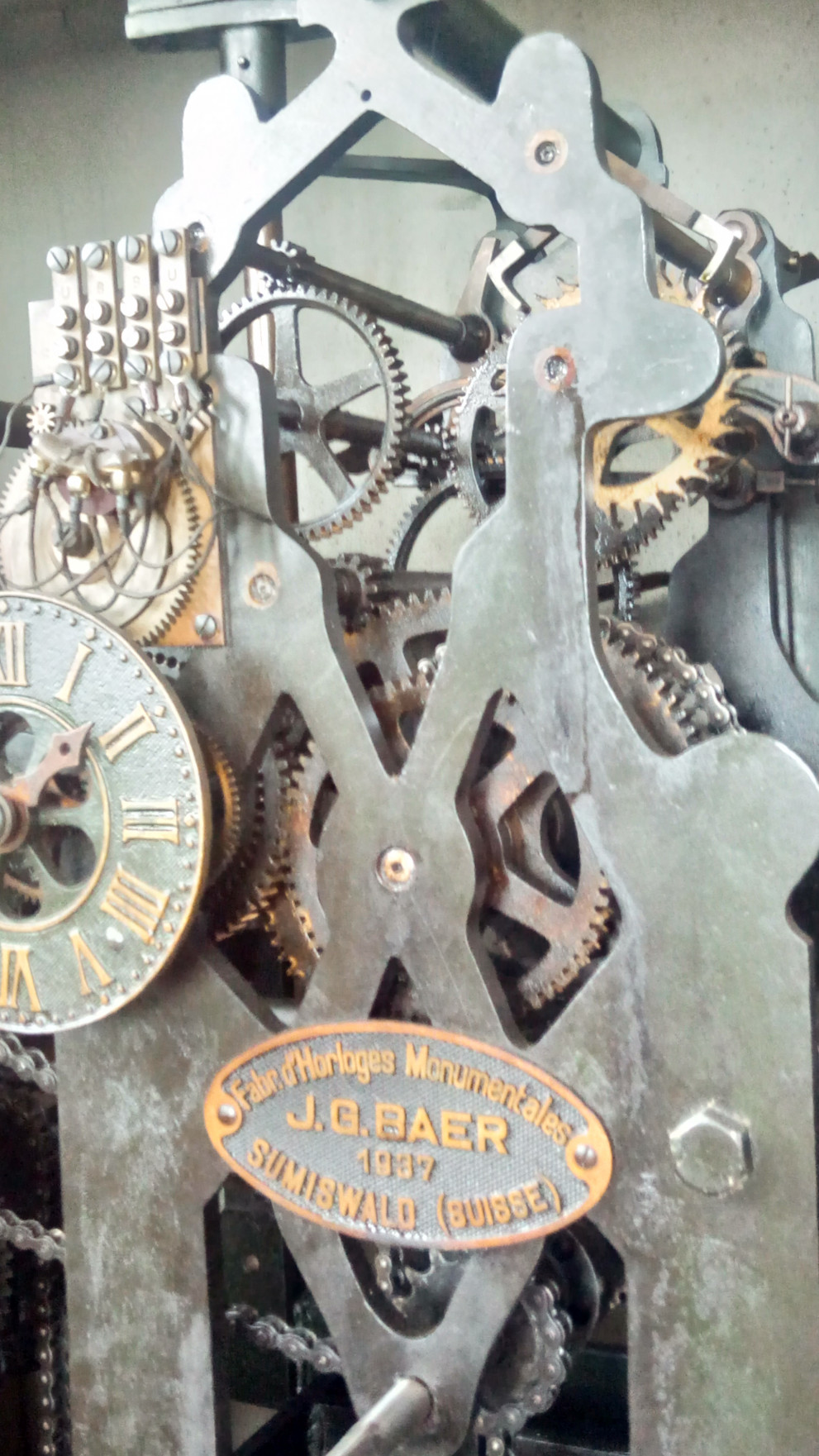  От години за часовника на фасадата на РУ- Шумен се грижи 59-годишният Атанас Коларов 