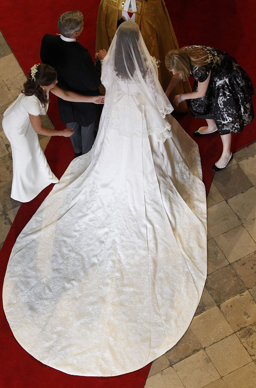 В класацията попадна също сватбената рокля на съпругата на принц Уилям - Катрин, оценена на 400 000 щатски долара.