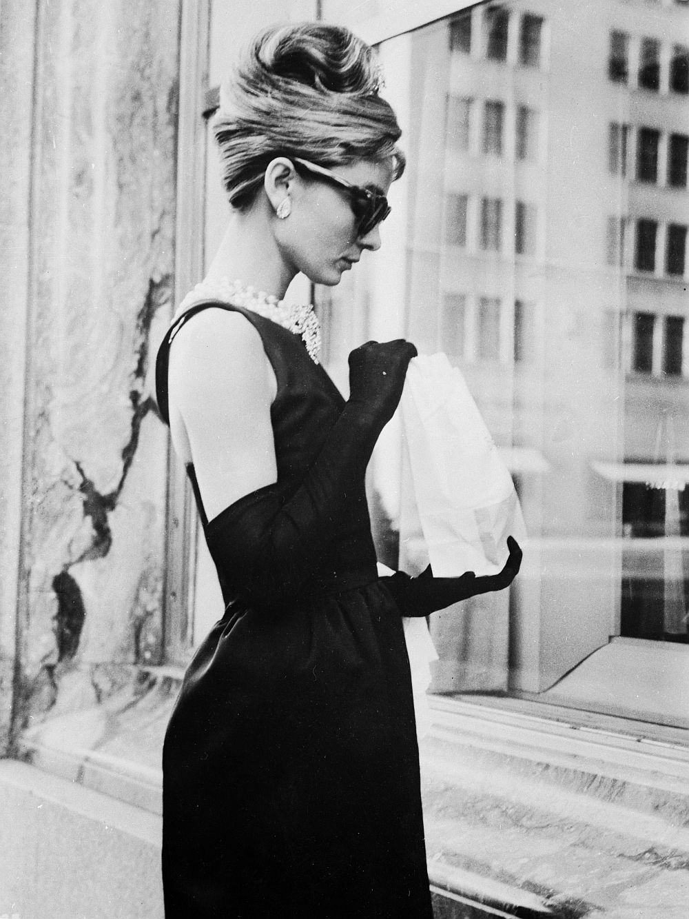Черната рокля "Живанши" на Одри Хепбърн от "Закуска в Тифани влезе в класацията с цена от 1 милион долара от продажбата ѝ на търг. Тя обаче заема трето място.