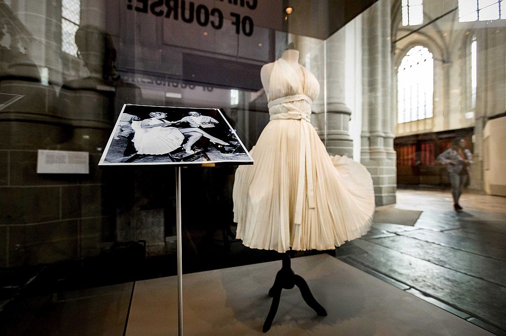 Първото място заема тоалет на Мерилин Монро. Бялата рокля на Монро е от известната сцена над вентилационната шахта на метрото във филма "Проклетите седем години". Тя достигна цената от 5,6 милиона долара на търг през 2011 г.