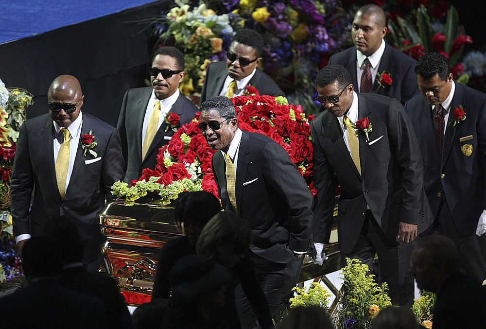 <strong>Майкъл Джексън инсценирал смъртта си</strong><br>
<br>
Ковчегът му е затворен по време на погребението, а членовете на семейството му не скърбят за него.