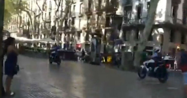 Микробус се вряза в тълпа в центъра на Барселона, съобщиха