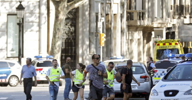 Терористичен атентат в центъра на Барселона Бял миниван се вряза