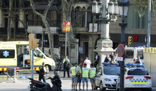 Камикадзе и взривяване са замисляли терористите в Барселона