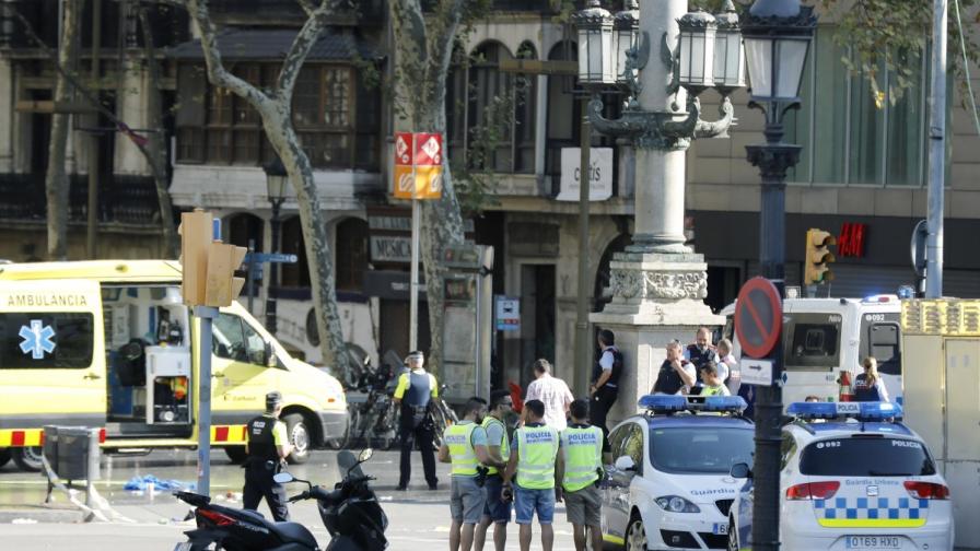 Камикадзе и взривяване са замисляли терористите в Барселона