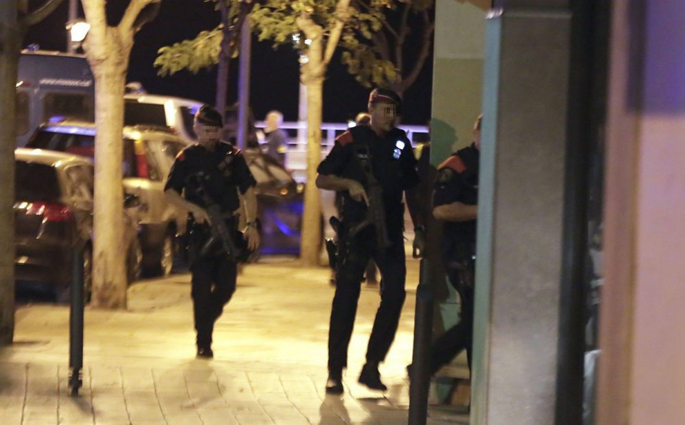  Петима души с автомобил Ауди прегазиха хора в курорта Камбрилс в нощта против петък в опит да повторят нападението от Барселона. Полицията ликвидира терористите., В офанзивата в Камбрилс бяха ранени петима жители и един служител на реда. 