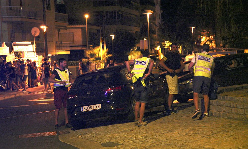 Петима души с автомобил Ауди прегазиха хора в курорта Камбрилс в нощта срещу петък в опит да повторят нападението от Барселона. Полицията ликвидира терористите. 
В атаката в Камбрилс бяха ранени петима граждани и един полицай.