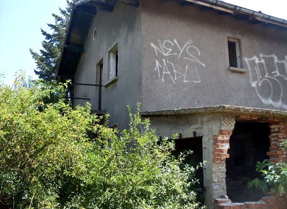 <strong>Прокълнатата къща в село Мусачево</strong><br>
<br>
В село Мусачево, което се намира на около 20 километра от София, има схлупена къща, със зеещи прозорци, която стои необитаема от десетилетия. Местните казват, че никой не искал да я купи заради стряскащите неща, които са се случили там. Семейството, което построява къщата, умира при мистериозни обстоятелства. След това е имало още две семейства, които се нанасят там, но и те починали по мистериозен начин. Според предани, къщата е била построена върху турско гробище и има заровени прокълнати жълтици под нея. Очевидци разказват, че през нощта се чували страховити звуци в нея и проблясвали ярки светини.