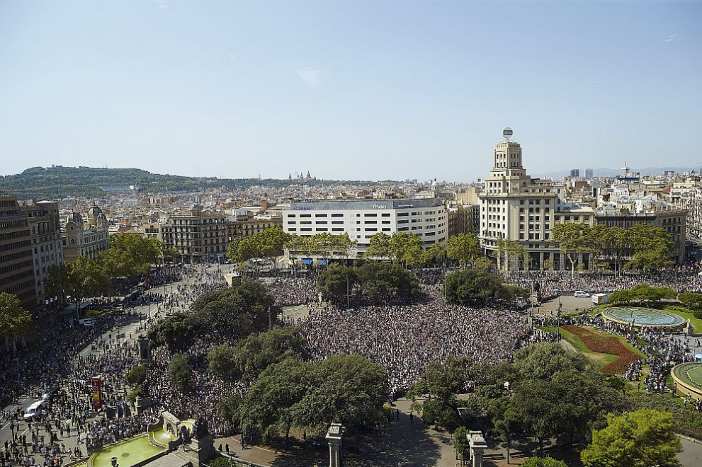  Хиляди хора, измежду които кралят и министър председателят на Испания, уважиха с минута безмълвие паметта на жертвите на атентата в Барселона и непосредствен приморски курорт 