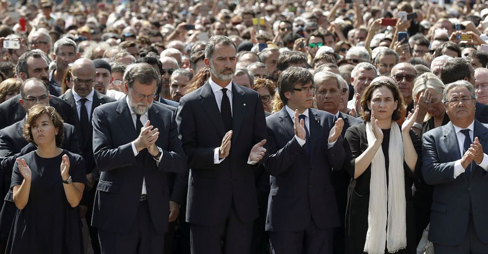  Хиляди хора, измежду които кралят и министър председателят на Испания, уважиха с минута безмълвие паметта на жертвите на атентата в Барселона и непосредствен приморски курорт 