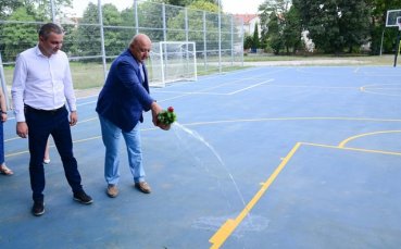 Министър и кмет откриха нова спортна площадка във Варна