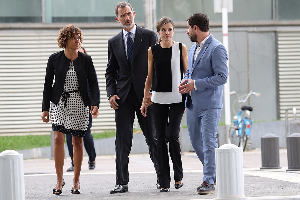спанският крал Фелипе Шести и съпругата му кралица Летисия посетиха пострадали при атентата в Барселона хора, които са настанени в една от болниците в града