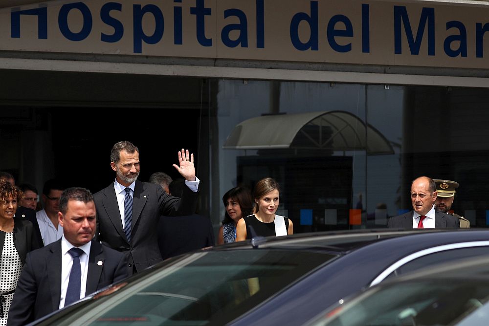 спанският крал Фелипе Шести и съпругата му кралица Летисия посетиха пострадали при атентата в Барселона хора, които са настанени в една от болниците в града