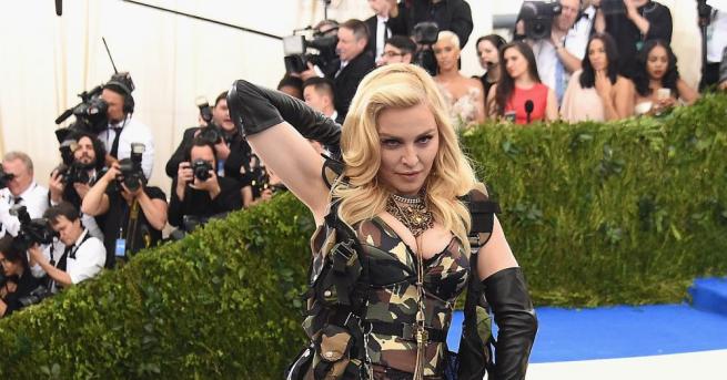 Повече от 100 голи снимки на Мадона ще бъдат предложени