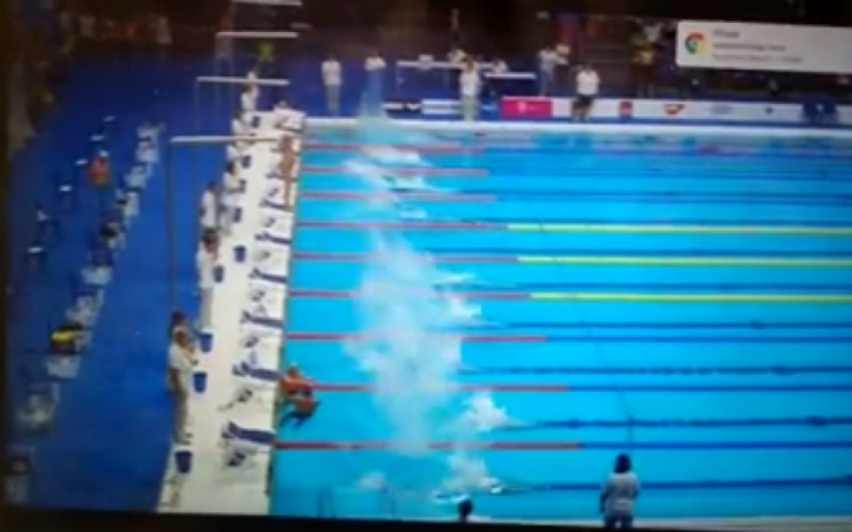 Отказаха минута мълчание на испански плувец, той замръзна на старта