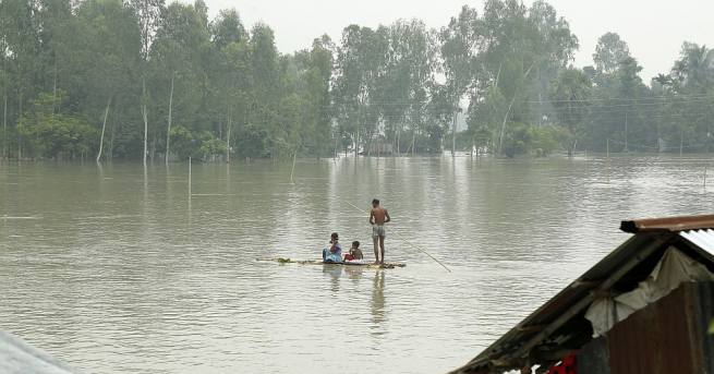 Над 800 души са загинали при наводненията и свлачищата в