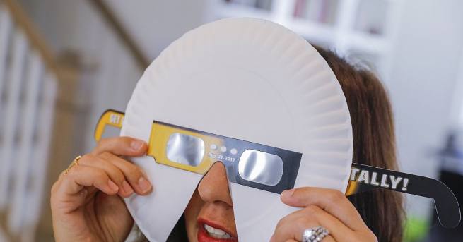 Завърши историческото пълно слънчево затъмнение в САЩ предаде Франс прес