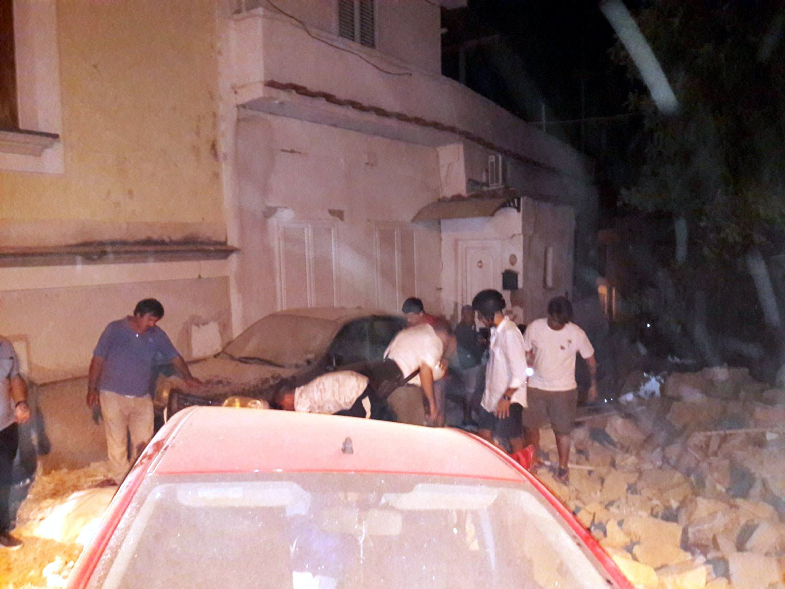 Земетресение на италианския остров Иския отне живота на поне двама души. Властите съобщават за 25 пострадали и разрушени сгради след труса с магнитуд 4,6 по Рихтер, разтърсил острова в понеделник вечерта.