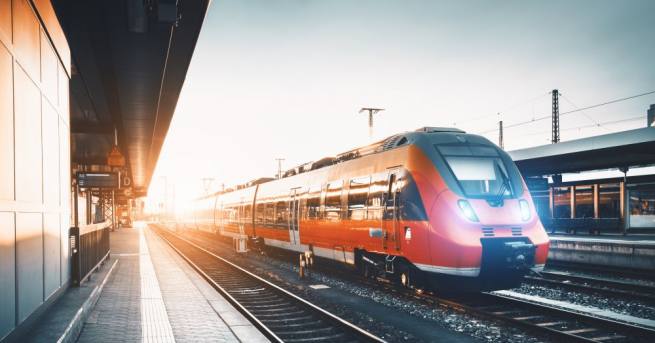 Влак се блъсна в друг влак в предградие на американския