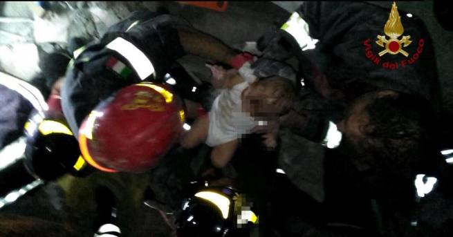 Италиански спасителни екипи извадиха живо 7-месечно бебе от отломките на