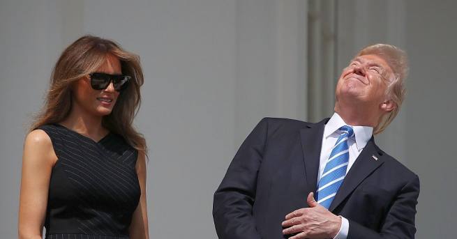 Президентът на САЩ Доналд Тръмп наблюдава първото пълно слънчево затъмнение