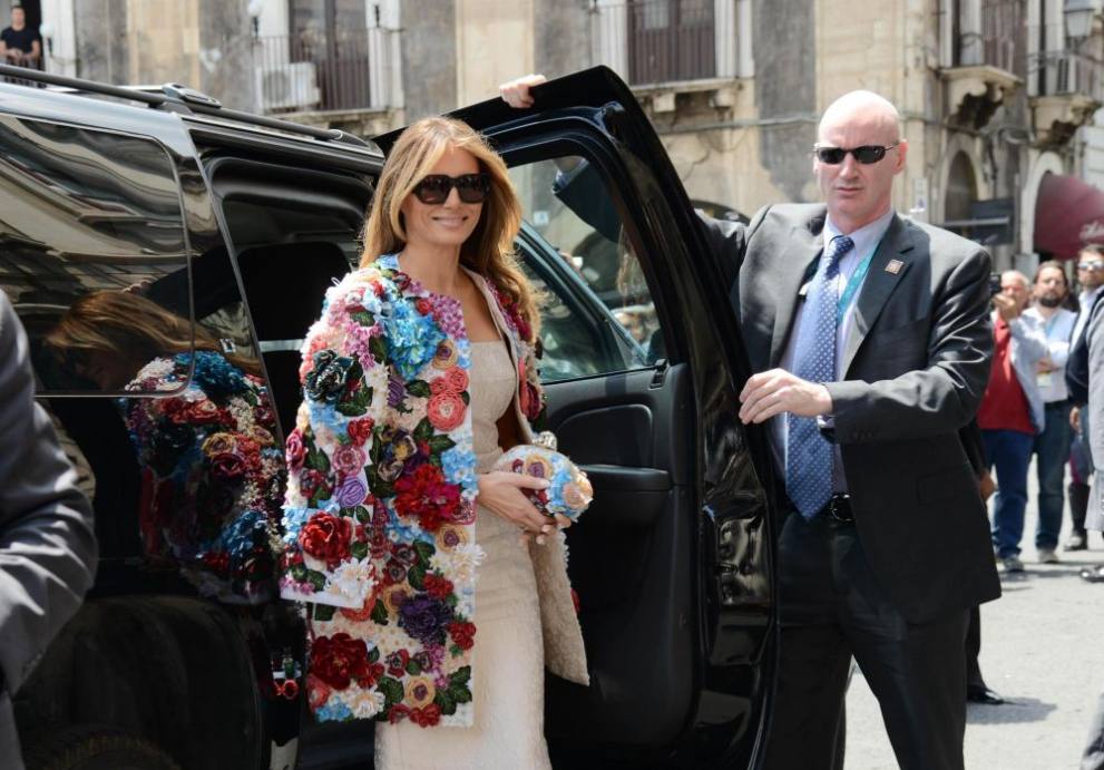  Мелания Тръмп облече манто с релефни приложения на цветя за 51 000 $ на дизайнерите Долче и Габана 