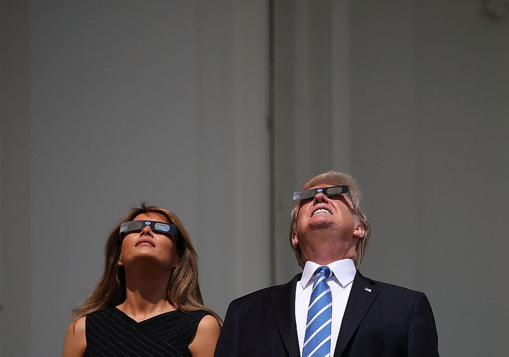 Доналд и Мелания Тръмп наблюдаваха слънчевото затъмнение от балкона Труман, от южната страна на Белия дом