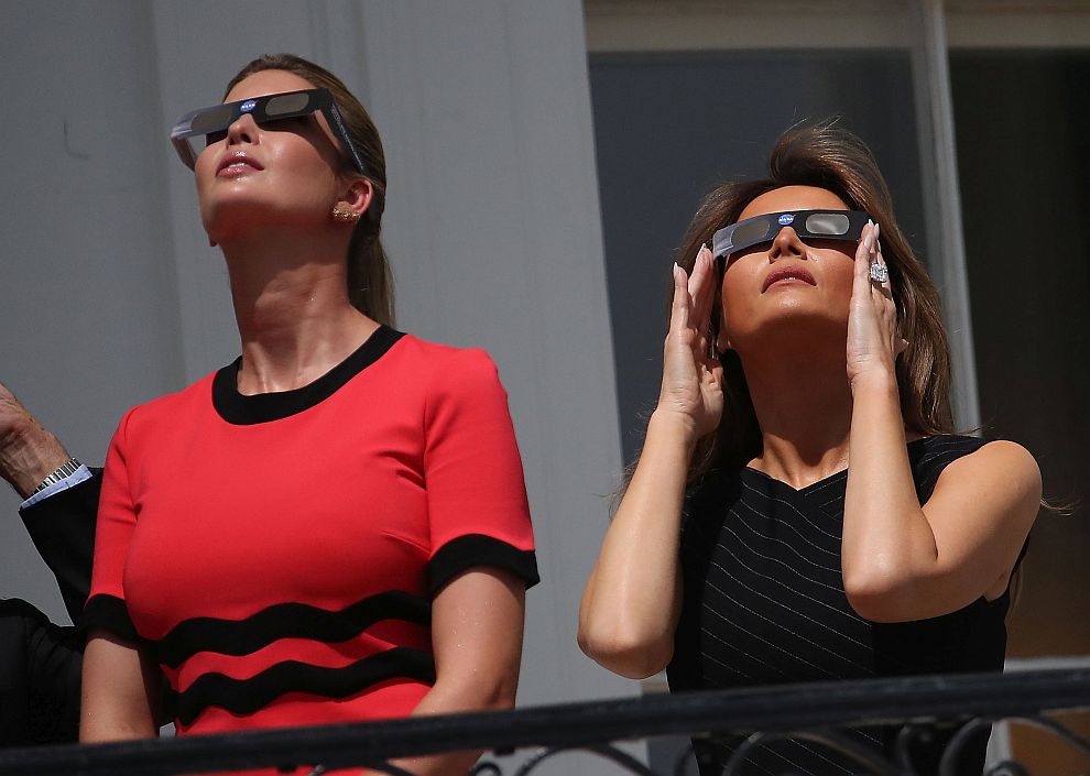 Иванка и Мелания Тръмп наблюдаваха слънчевото затъмнение от балкона Труман, от южната страна на Белия дом
