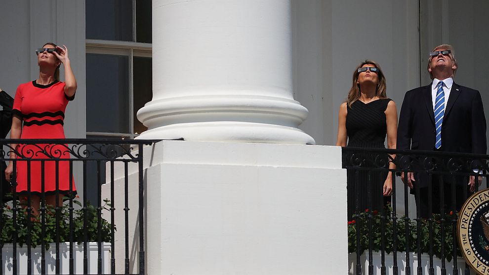 Доналд, Мелания и Иванка Тръмп наблюдаваха слънчевото затъмнение от балкона Труман, от южната страна на Белия дом