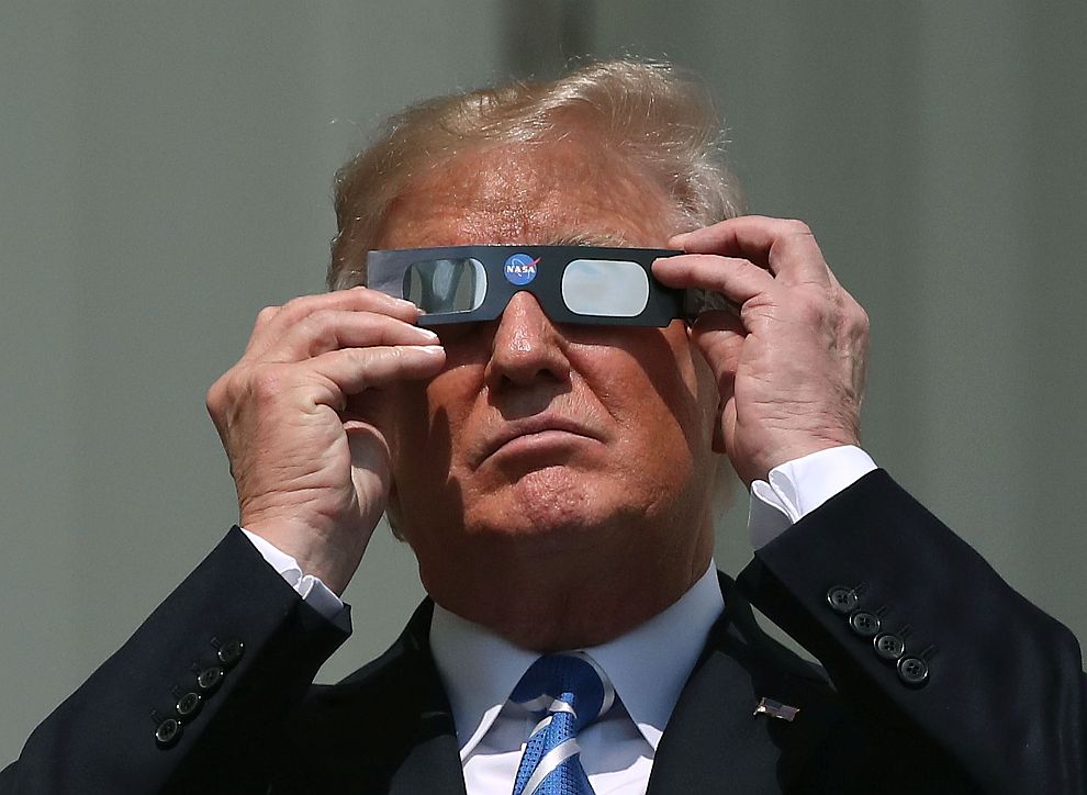 Доналд Тръмп наблюдава слънчевото затъмнение от балкона Труман, от южната страна на Белия дом