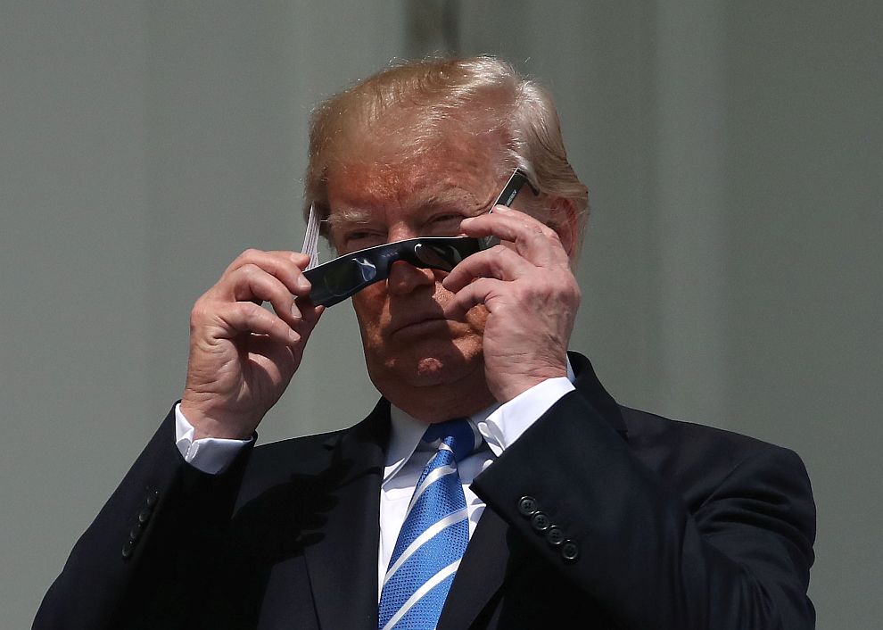 Доналд Тръмп наблюдава слънчевото затъмнение от балкона Труман, от южната страна на Белия дом