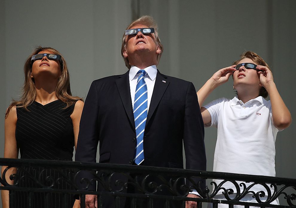 Доналд, Мелания и Барън Тръмп наблюдаваха слънчевото затъмнение от балкона Труман, от южната страна на Белия дом